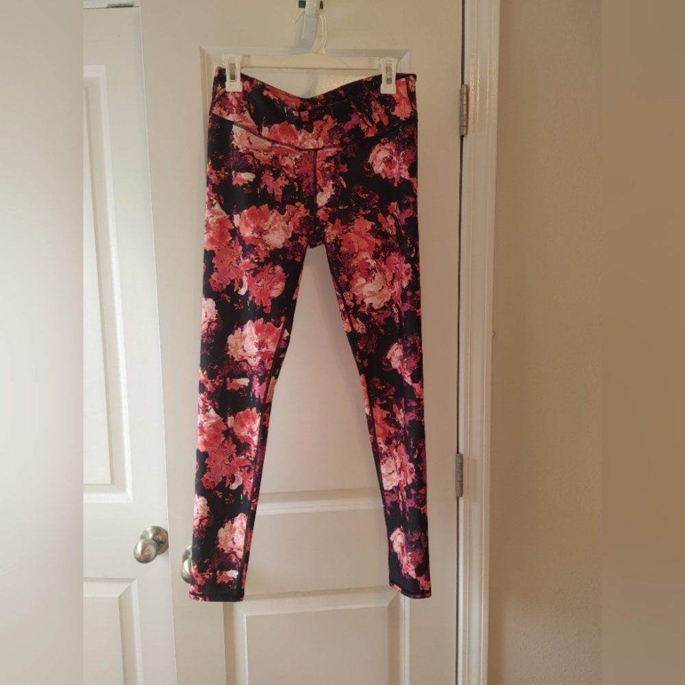 Floral fabletics leggings black, pink and red